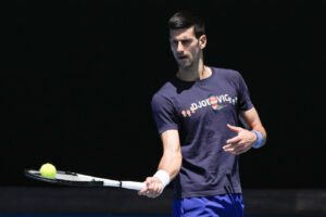 Djokovic si difende ma ammette di aver violato la quarantena Covid: l’autogol del campione di tennis