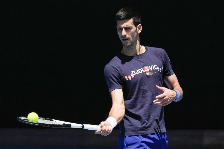 Djokovic si difende ma ammette di aver violato la quarantena Covid: l’autogol del campione di tennis