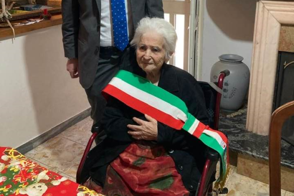 Nonna Amalia compie 105 anni, ha conosciuto la Spagnola e il Covid: “Mai smesso di avere voglia di cantare” Nonna Amalia compie 105 anni, ha conosciuto la Spagnola e il Covid: “Mai smesso di avere voglia di cantare”