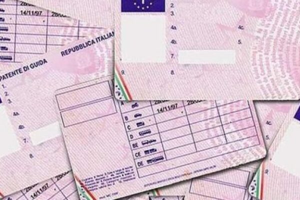 Soldi per sbloccare patenti sospese e ritirare multe: 68 funzionari indagati e 9 arresti