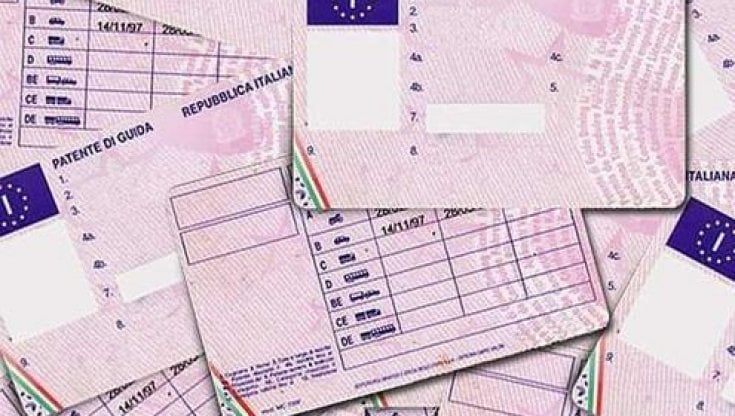 Soldi per sbloccare patenti sospese e ritirare multe: 68 funzionari indagati e 9 arresti