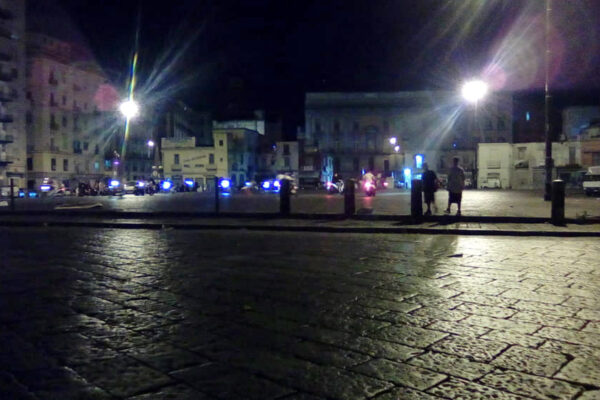 Piazza Mercato deserta all’Epifania, il virus contagia anche la Befana Piazza Mercato deserta all’Epifania, il virus contagia anche la Befana