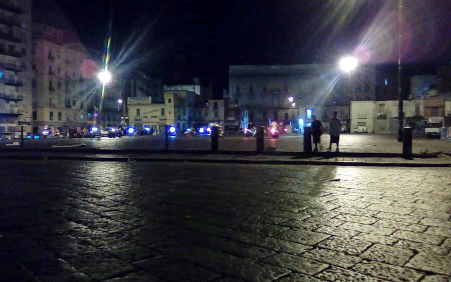 Piazza Mercato deserta all’Epifania, il virus contagia anche la Befana