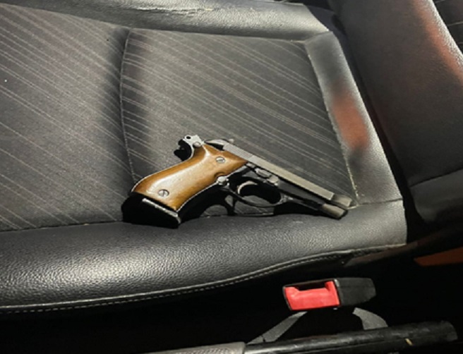 Litiga con la ex e si presenta sotto casa con una pistola: “Questa volta la paghi”