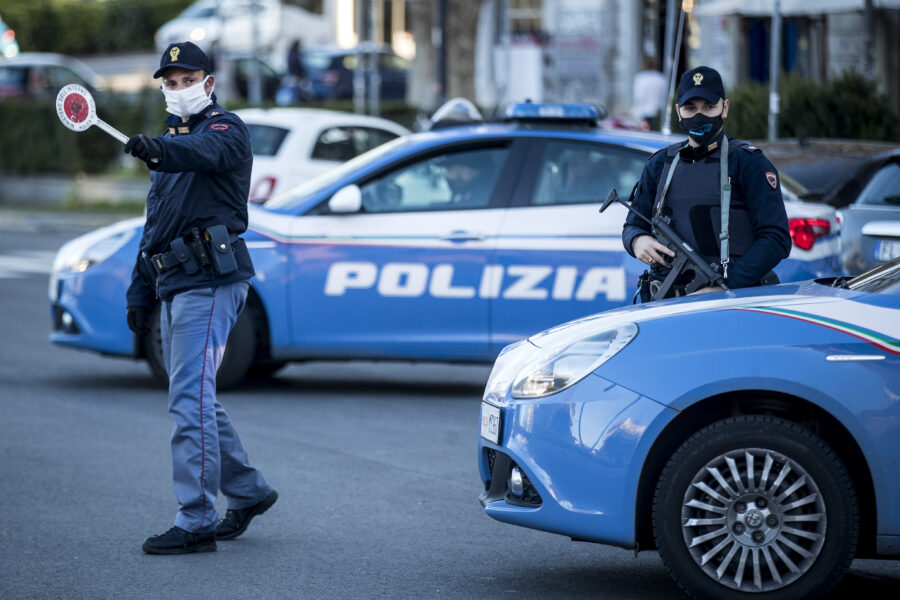 Foto Roberto Monaldo / LaPresse
15-03-2021 Roma
Cronaca
Zona Rossa – Posto di controllo della Polizia di Stato
In the La Polizia durante i controlli per il rispetto della zona rossa anti Covid-19

Photo Roberto Monaldo / LaPresse 
15-03-2021 Rome (Italy) News 
Red Zone – State Police checkpoint