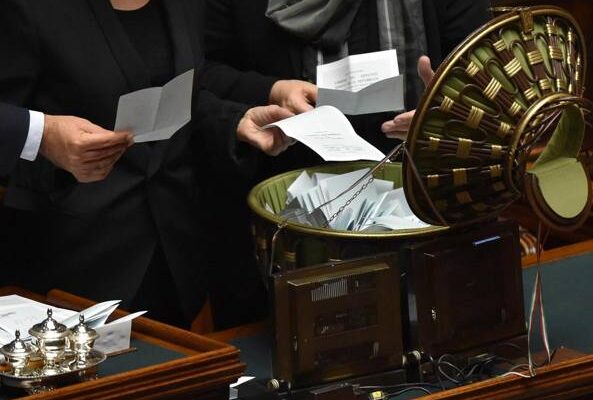 “I positivi devono votare il presidente della Repubblica”: partiti spaccati tra covid hotel, voto a domicilio e nessuna deroga