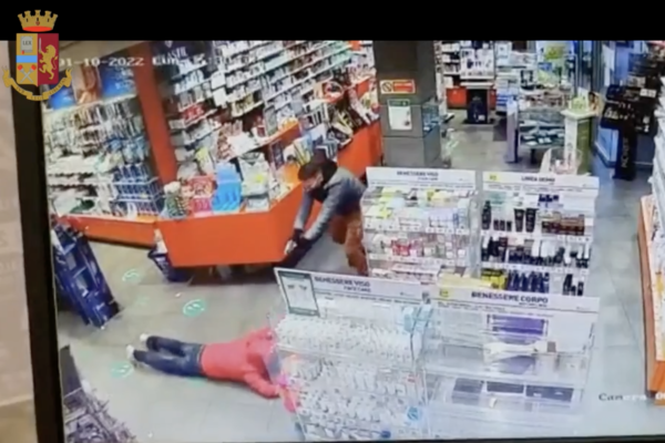 Mascherina anti-covid per coprire la targa: acciuffati dopo la rapina in farmacia