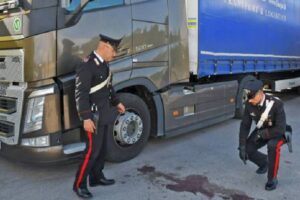 Lite tra camionisti finisce in sparatoria, follia nel piazzale di una ditta: due feriti dai colpi