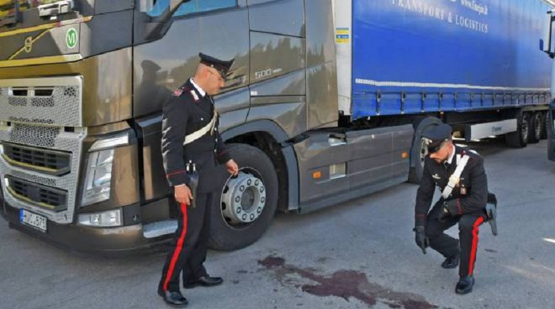 Lite tra camionisti finisce in sparatoria, follia nel piazzale di una ditta: due feriti dai colpi