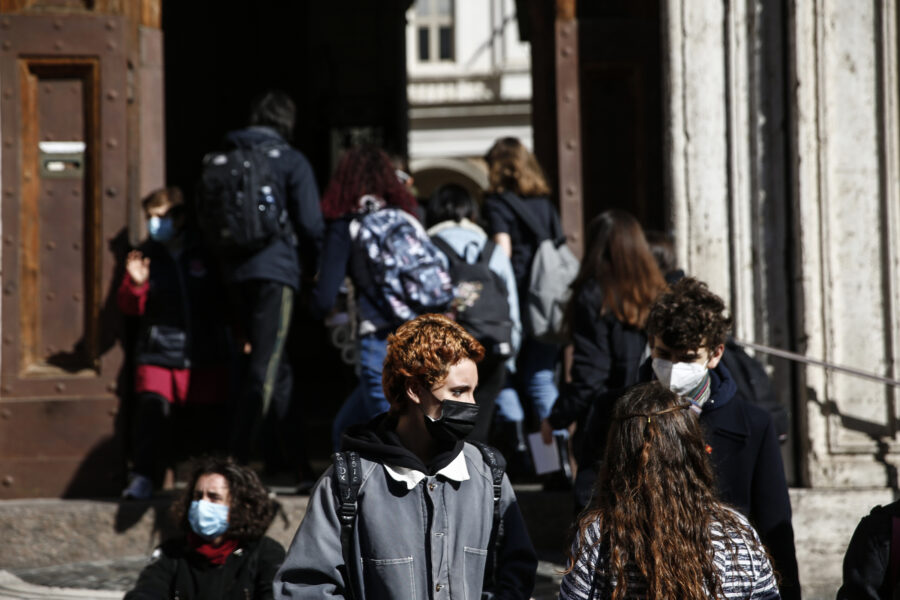Foto Cecilia Fabiano/ LaPresse 
07 Aprile  2021 Roma (Italia)
Cronaca :  
Riapertura scuole dopo Pasqua 
Nella foto : l’entrata del liceo Ennio Quirino Visconti 
April 07, 2021  Roma (Italy) 
News :
School reopening 
In The Pic : the entrance in Ennio Quirino Visconti high school