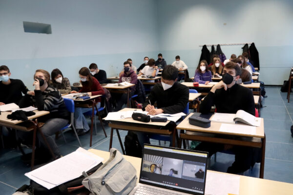 La scuola riapre, dopo un giorno di stop continuano le polemiche e al liceo entrano in pochi La scuola riapre, dopo un giorno di stop continuano le polemiche e al liceo entrano in pochi