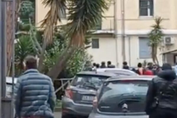 Agguato a Napoli, due uomini uccisi in un parco (uno è il fratello di un pentito): è la faida per l’eredità dei Lo Russo