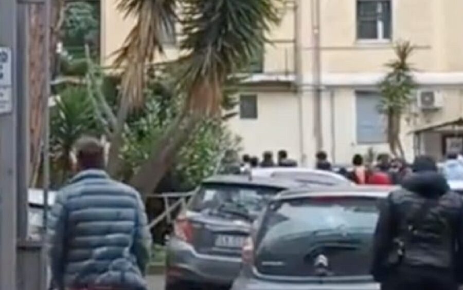 Agguato a Napoli, due uomini uccisi in un parco (uno è il fratello di un pentito): è la faida per l’eredità dei Lo Russo