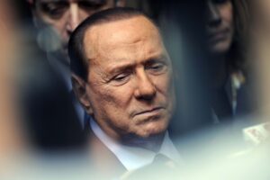 Berlusconi santo o satana, la gara a chi la spara più grossa: dal rettore Montanari al Fatto di Travaglio, passando per la Bindi