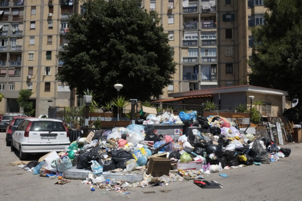 Foto Fabio Sasso/LaPresse
17-06-2019 Napoli – Italia
Cronaca

A Napoli specialmente nell’area nord della città partenopea torna l’emergenza spazzatura che non viene prelevata da giorni, e con l’arrivo del caldo torrido si rischia un emergenza ieri già iniziati i primi roghi di cassonetti.

In foto spazzatura nel quartiere di Scampia