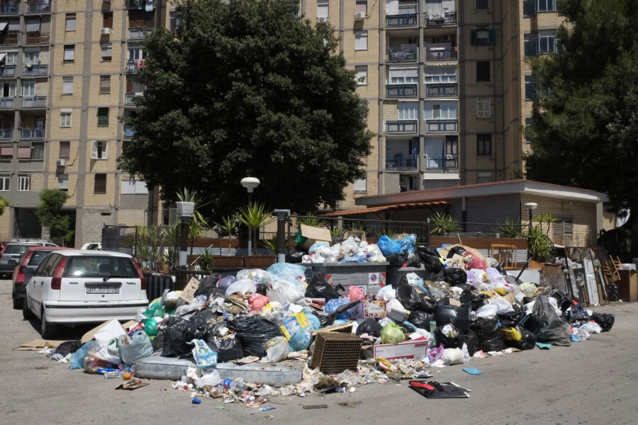 Foto Fabio Sasso/LaPresse
17-06-2019 Napoli – Italia
Cronaca

A Napoli specialmente nell’area nord della città partenopea torna l’emergenza spazzatura che non viene prelevata da giorni, e con l’arrivo del caldo torrido si rischia un emergenza ieri già iniziati i primi roghi di cassonetti.

In foto spazzatura nel quartiere di Scampia
