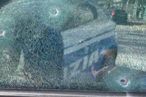 Taranto far west, in fuga dalla polizia esplode una raffica di colpi: feriti due agenti