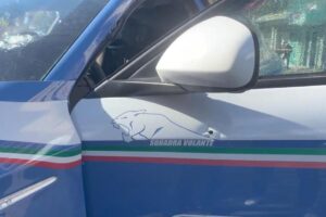 Taranto far west, in fuga dalla polizia esplode una raffica di colpi: feriti due agenti