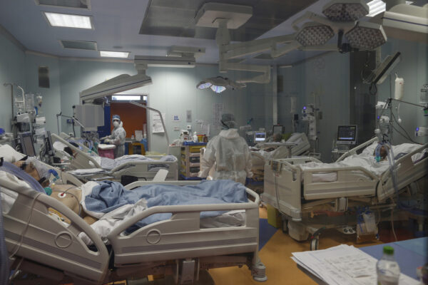 Famiglia no Vax stroncata dal Covid, il virus uccide genitori, marito e figlio: “Nessuno giudichi le scelte fatte”