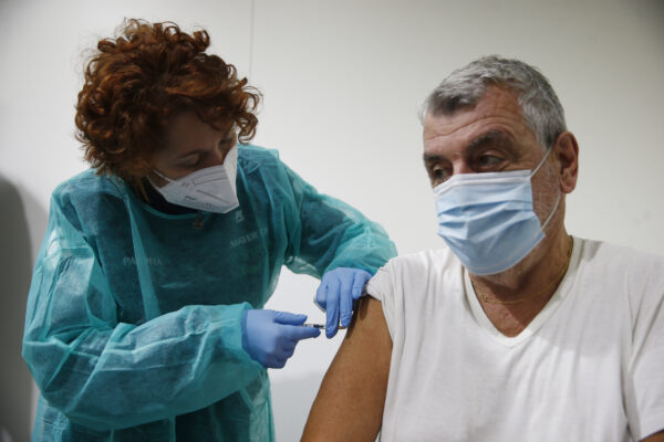 Obbligo vaccinale per gli over 50, a chi è rivolto e quando scatta: multe per chi non si vaccina