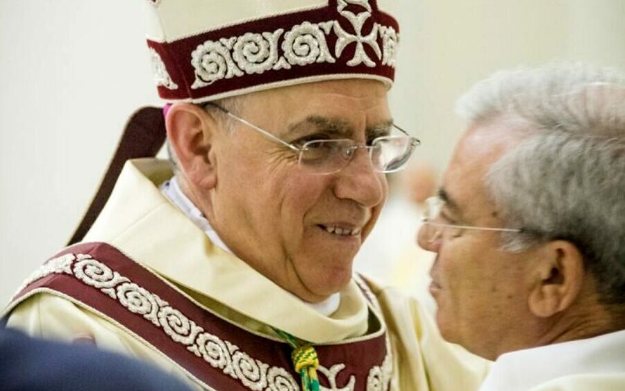 Minacciato il vescovo che vieta ai no vax di distribuire la comunione, la Digos indaga sugli ‘haters’