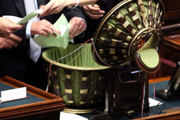 Quirinale, il rebus dei grandi elettori No Vax che non potranno votare: tra deroghe ‘alla Djokovic’ e ricorsi