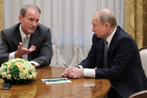 Chi è Viktor Medvedchuk, l’oligarca amico di Putin in pole per un “governo fantoccio” della Russia in Ucraina