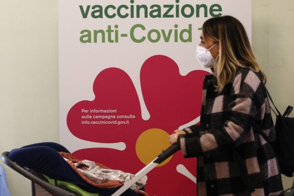 L’Italia che riapre, cambia il calendario dei prossimi allentamenti: Green Pass, visite in ospedale, stadi
