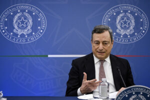 Draghi riapre l’Italia, addio Green pass e restrizioni: la road map per allentare le misure anti Covid