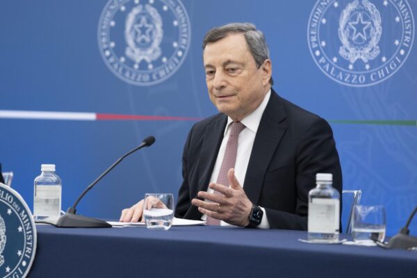 Caro Bollette, manovra da 8 miliardi e Draghi scherza: “Ho un governo bellissimo, ora limitare restrizioni Covid”