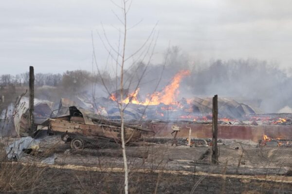 Flame and smoke rise from the debris of a privet house in the aftermath of Russian shelling outside Kyiv, Ukraine, Thursday, Feb. 24, 2022. Russia on Thursday unleashed a barrage of air and missile strikes on Ukrainian facilities across the country. (AP Photo/Efrem Lukatsky) da LAPRESSE