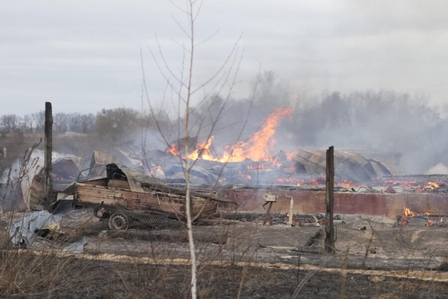 Flame and smoke rise from the debris of a privet house in the aftermath of Russian shelling outside Kyiv, Ukraine, Thursday, Feb. 24, 2022. Russia on Thursday unleashed a barrage of air and missile strikes on Ukrainian facilities across the country. (AP Photo/Efrem Lukatsky) da LAPRESSE