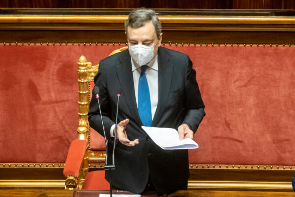 Guerra in Ucraina, Draghi condanna Putin: “Ci riporta indietro di 80 anni, ma l’Italia non si volta dall’altra parte”