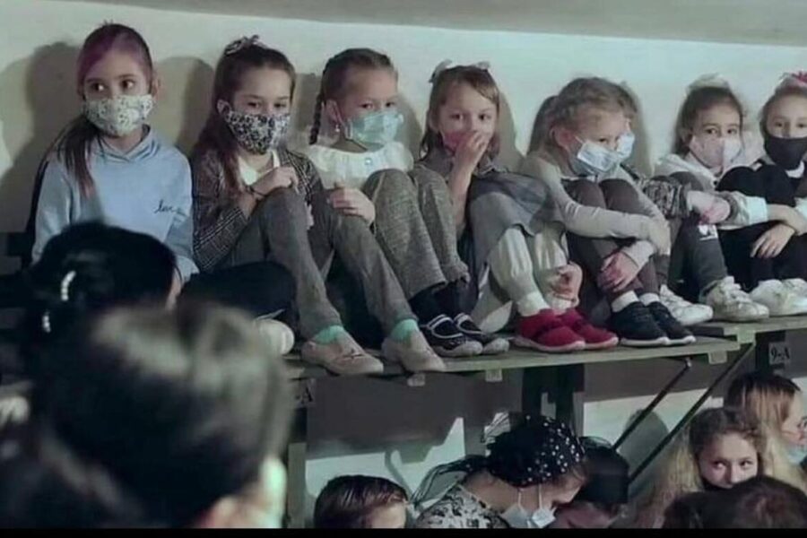 Foto LaPresse 26 febbraio 2022 Kiev, Ucraina Cronaca Guerra Ucraina-Russia, situazione drammatica: Kiev sotto assedioNella foto: bambini rifugiati nei bunker per proteggersi dai bombardamentiPhoto LaPresse 26 February 2022 Kyiv, Ukraine News Ukraine-Russia war, dramatic situation: Kiev under siegeNella foto: children hiding in bunkers to protect themselves from bombings