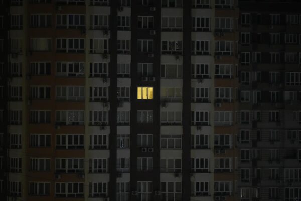 Guerra Ucraina-Russia: missili su Kiev, colpito ospedale pediatrico (3 morti). Biden parla di “Terza guerra mondiale”