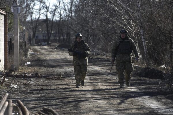 Foto Marco Alpozzi/LaPresse
Febbraio 2015 Pisky ( Ucraina )
Postazioni dei volontari del battaglione cosacchi – Sich Ucraino – nel villaggio di Pisky, situato a 500 metri dalla fine della pista dell’aeroporto di Donetsk.

Nella foto: Volontari del battaglione Sich nel villaggio di Pisky in pattuglia 
 
Photo Marco Alpozzi/LaPresse
February 2015 Pisky ( Ucraina )
Positions of the volunteers of the battalion Cossacks – Ukrainian Sich – in the village of Pisky, located 500 meters from the end of the runway of the Donetsk airport.
In the pic: Volunteers Battalion Sich in the village of Pisky during a patrol