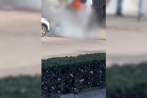 Professore si dà fuoco davanti la caserma, lo sciacallaggio sui social dei no vax e le foto scattate dai sanitari