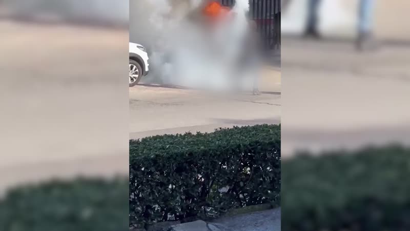 Professore si dà fuoco davanti la caserma, lo sciacallaggio sui social dei no vax e le foto scattate dai sanitari