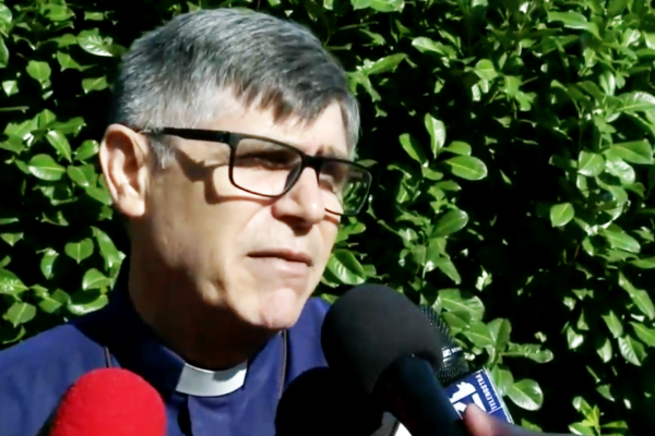 Bomba davanti alla chiesa di don Patriciello, ‘avvertimento’ nel giorno del compleanno: “Siamo preoccupati”