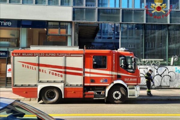 La fune si spezza, operai precipitano nel vano ascensore: un morto e un ferito in condizioni disperate