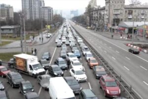 Fuga dall’Ucraina, le donne napoletane: “La benzina sta finendo, bancomat fuori uso”, famiglia scappa e lascia nonna allettata