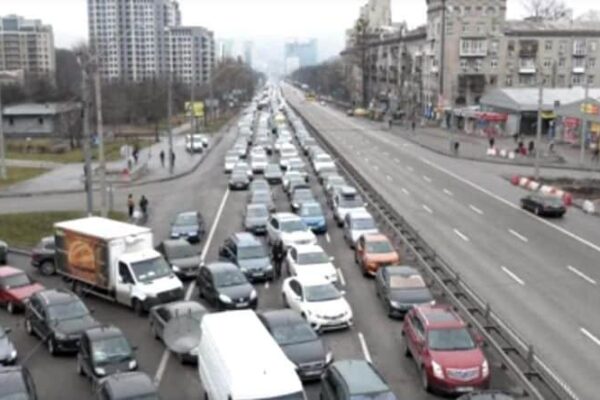 Fuga dall’Ucraina, le donne napoletane: “La benzina sta finendo, bancomat fuori uso”, famiglia scappa e lascia nonna allettata