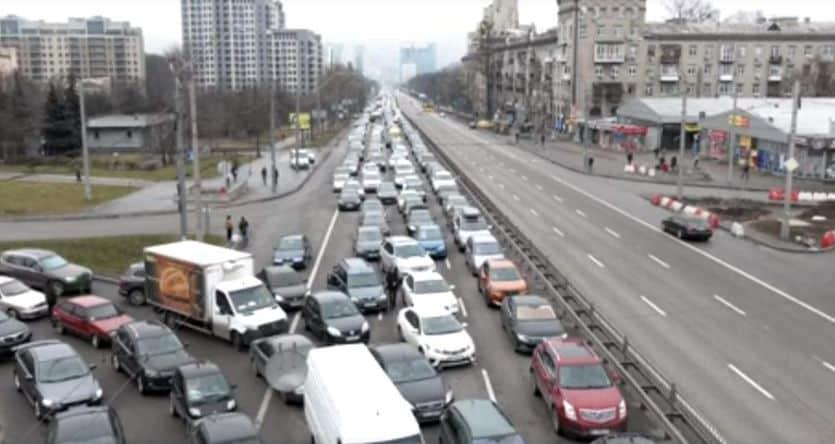 Fuga dall’Ucraina, le donne napoletane: “La benzina sta finendo, bancomat fuori uso”, famiglia scappa e lascia nonna allettata