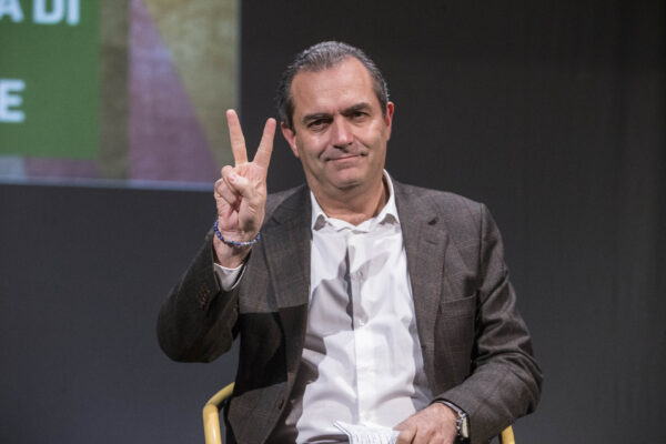 Provaci ancora Luigi, l’ex sindaco de Magistris sogna il Parlamento: “Alternativa al Draghismo”