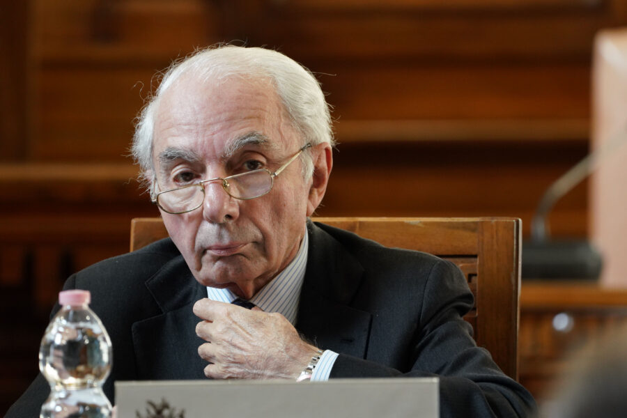 Show di Amato contro i referendum, il dottor Sottile getta un’ombra inquietante sulla Consulta