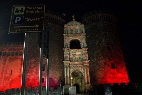 MASCHIO ANGIOINO ILLUMINATO DI ROSSO IN OCCASIONE GIORNATA MONDIALE CONTRO LA VIOLENZA SULLE DONNE