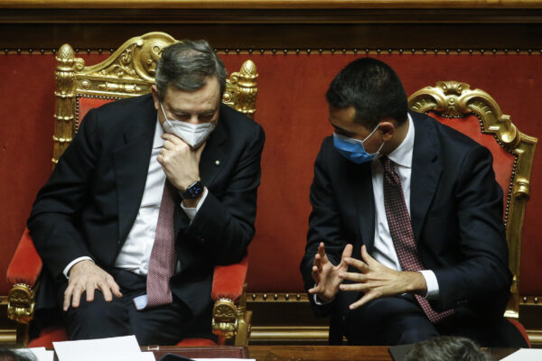 Di Maio sembra il figlio di Draghi, lo guarda con gli occhioni e lo imita provando a imparare