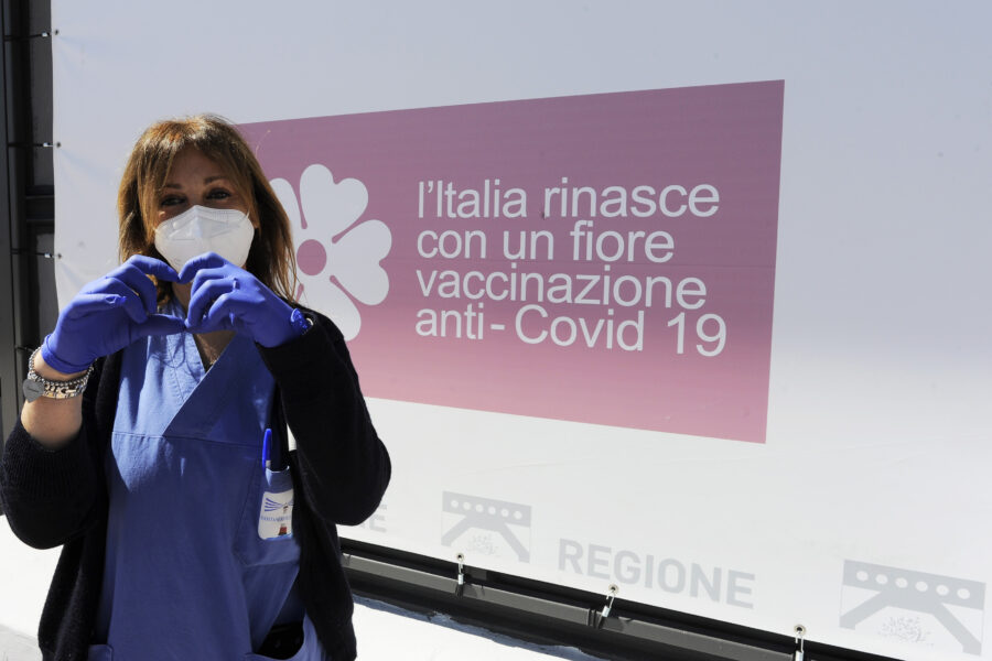 AVVIO CENTRO VACCINI IN FIERA DEL LEVANTE HUB VACCINALE
VACCINI VACCINO ANTI COVID19 CORONA VIRUS 
VACCINAZIONI  OPERATRICE  SANITARIA  GESTO D’AMORE   L’ITALIA RINASCE  CON UN FIORE  VACCINAZIONE  ANTI -COVID 19