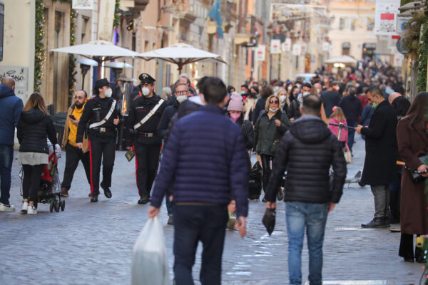 ASSEMBRAMENTI ROMA MASCHERINE CONTROLLI POLIZIA CARABINIERI COVID PANDEMIA ZONA GIALLA