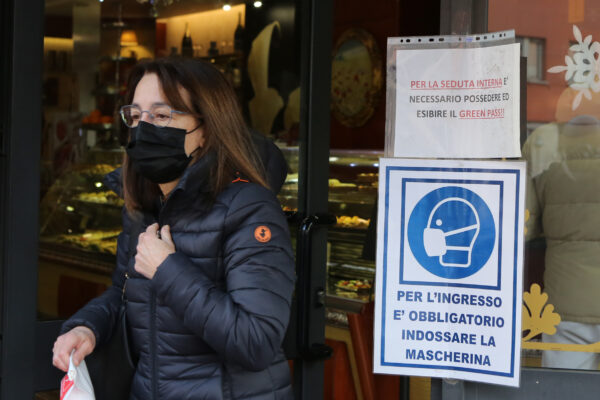 Stop mascherine all’aperto e via alle discoteche, doppio step verso nuova fase: “No alla quarta dose di vaccino”